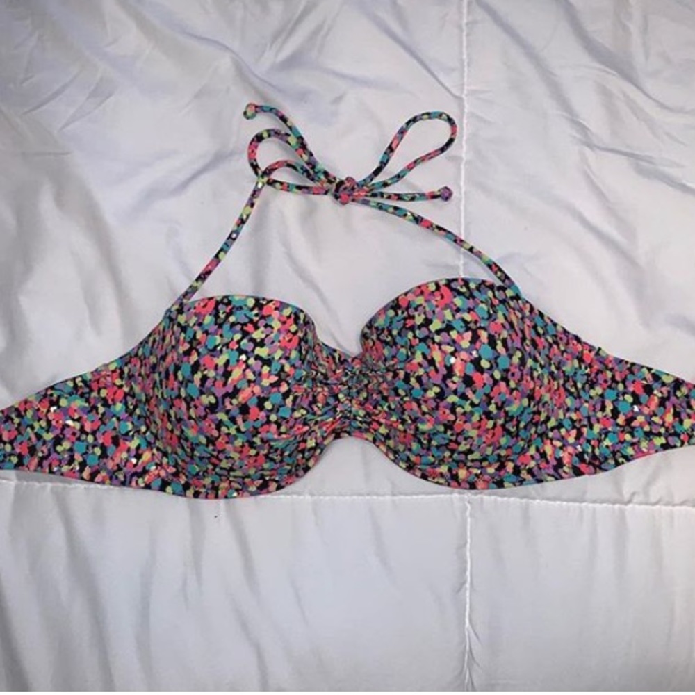 Bikini top with removable straps